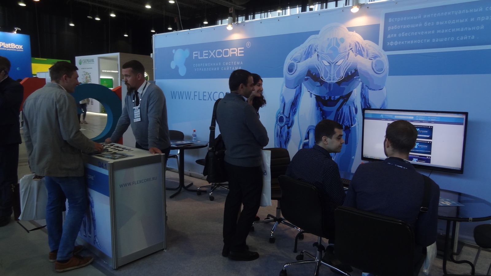 Команда FLEXCORE общается с посетителями