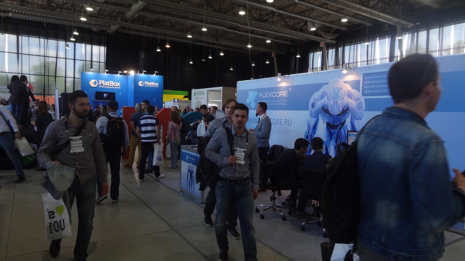 Посетители ECOM Expo 2017 у стенда FLEXCORE