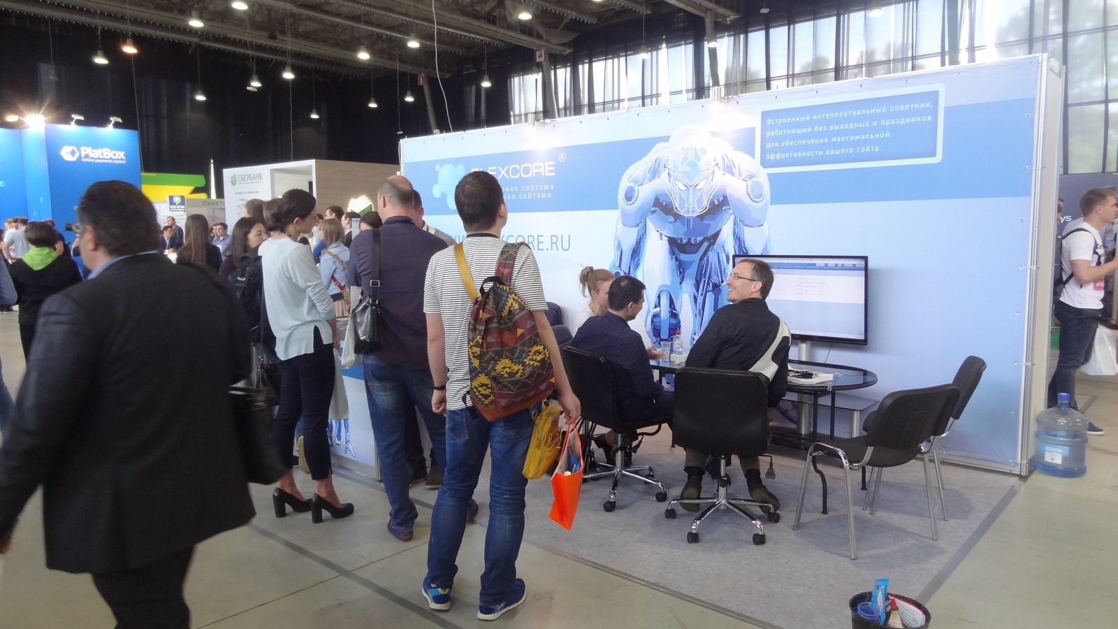 Поток посетителей у стенда FLEXCORE